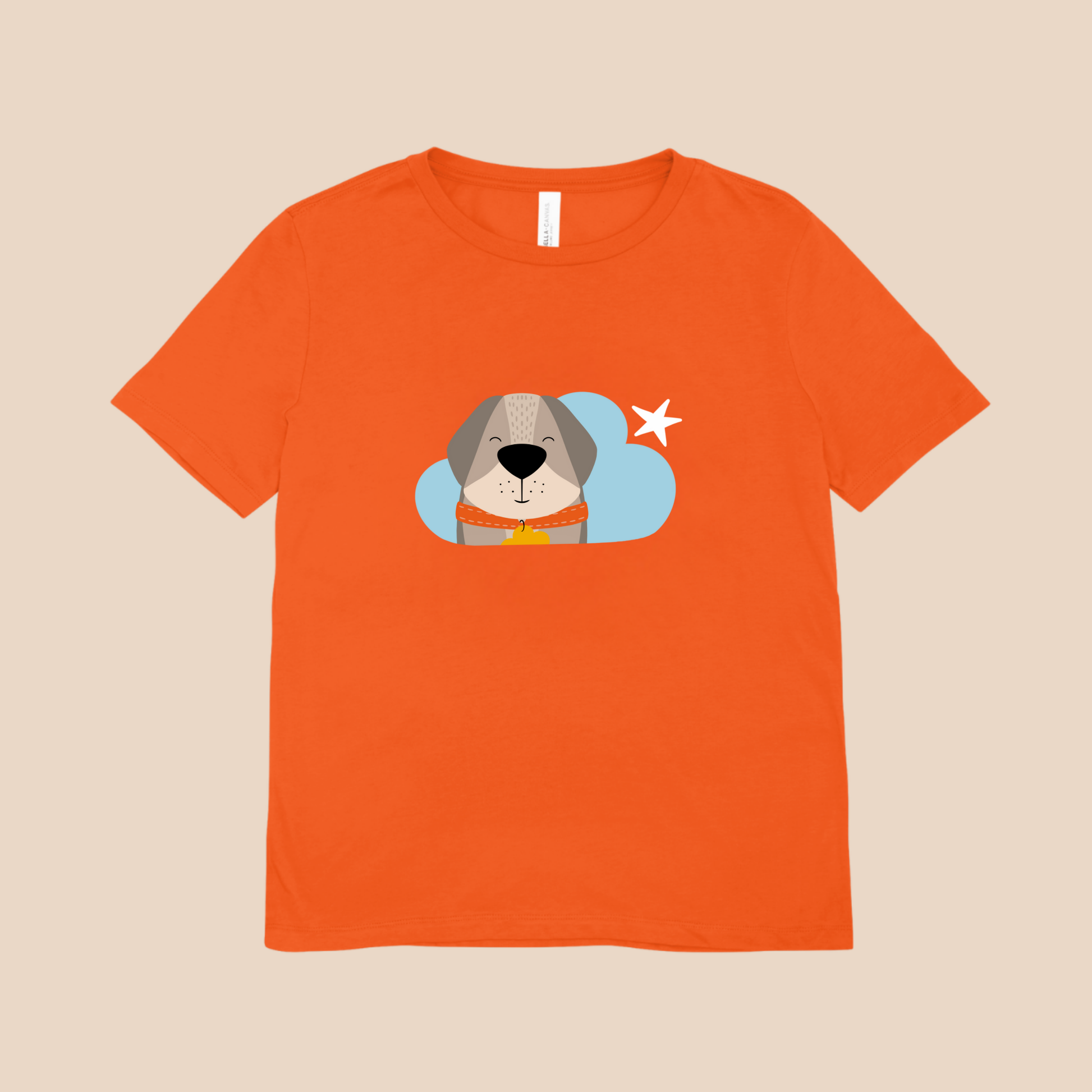 Playera naranja con estampado del perro Leandro de la marca de ropa nube con collar naranja y placa amarilla en una Nube color azul y una estrella blanca
