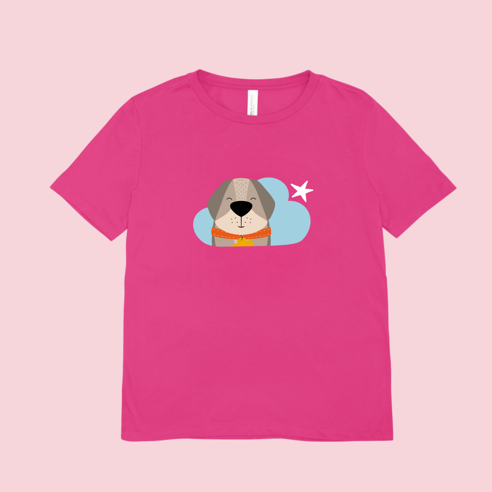 Playera rosa fucsia con estampado del perro Leandro de la marca de ropa nube con collar naranja y placa amarilla en una Nube color azul y una estrella blanca