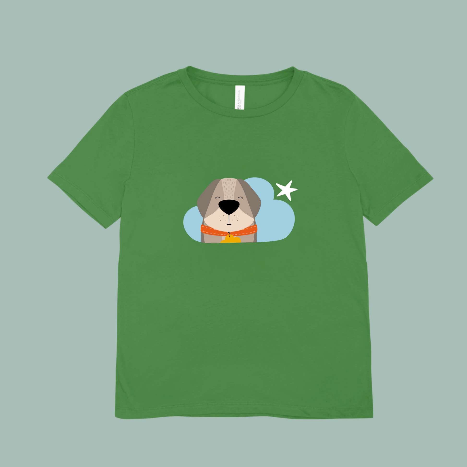 Playera verde con estampado del perro Leandro de la marca de ropa nube con collar naranja y placa amarilla en una Nube color azul y una estrella blanca