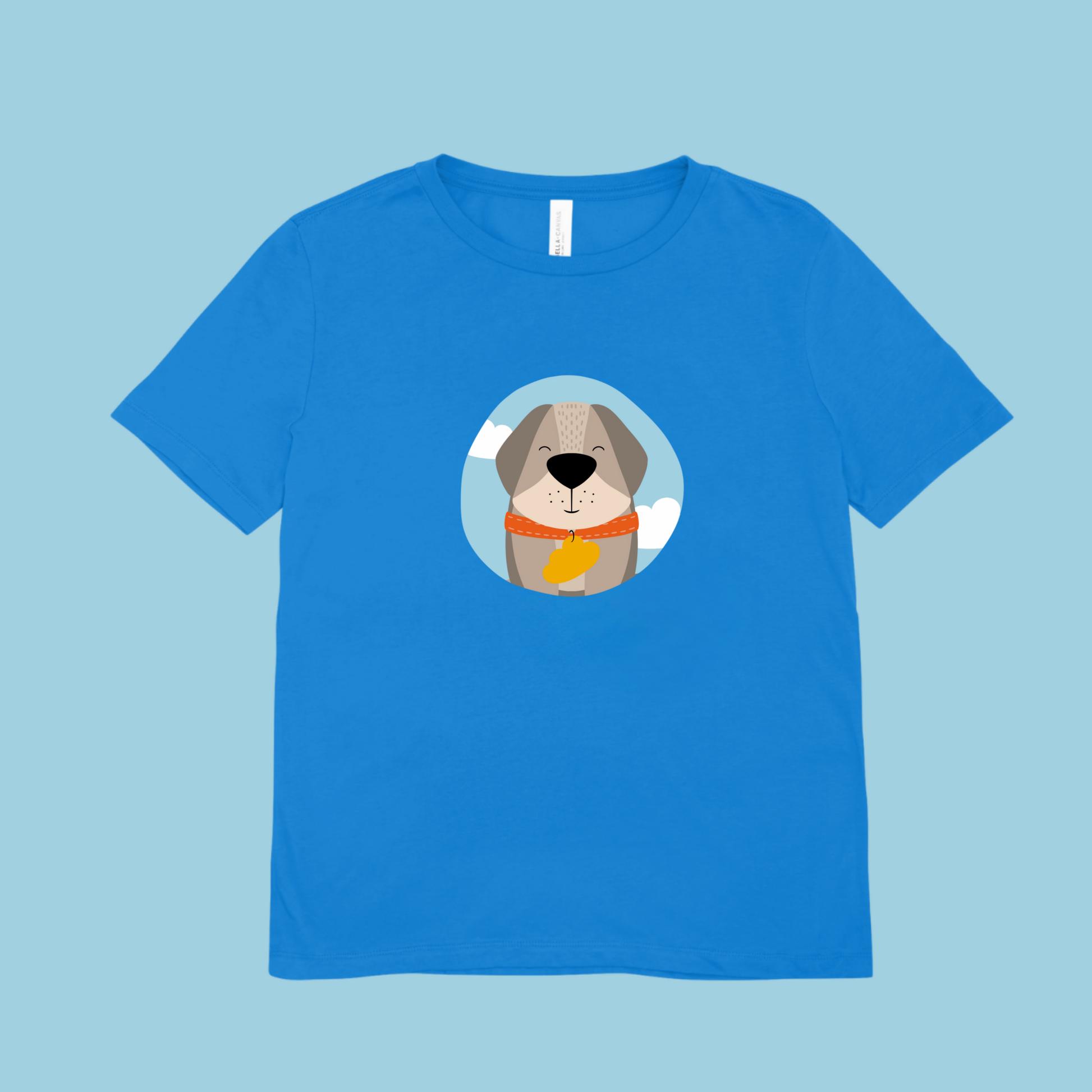 Playera azul con estampado del retrato del perro Leandro de la marca de ropa nube con collar naranja y placa amarilla en forma de nube dentro de un círculo azul con nubes.