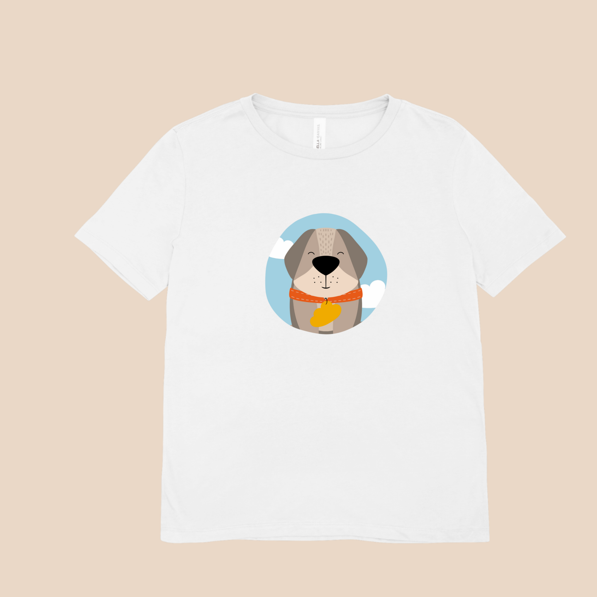 Playera blanca con estampado del retrato del perro Leandro de la marca de ropa nube con collar naranja y placa amarilla en forma de nube dentro de un círculo azul con nubes.