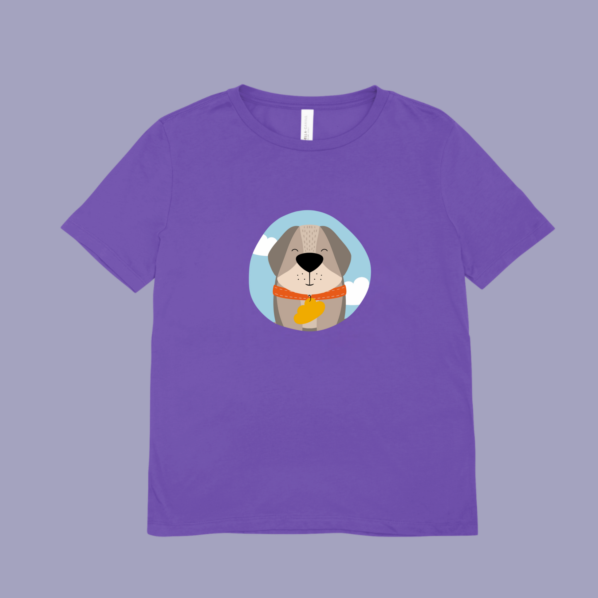 Playera morada con estampado del retrato del perro Leandro de la marca de ropa nube con collar naranja y placa amarilla en forma de nube dentro de un círculo azul con nubes.