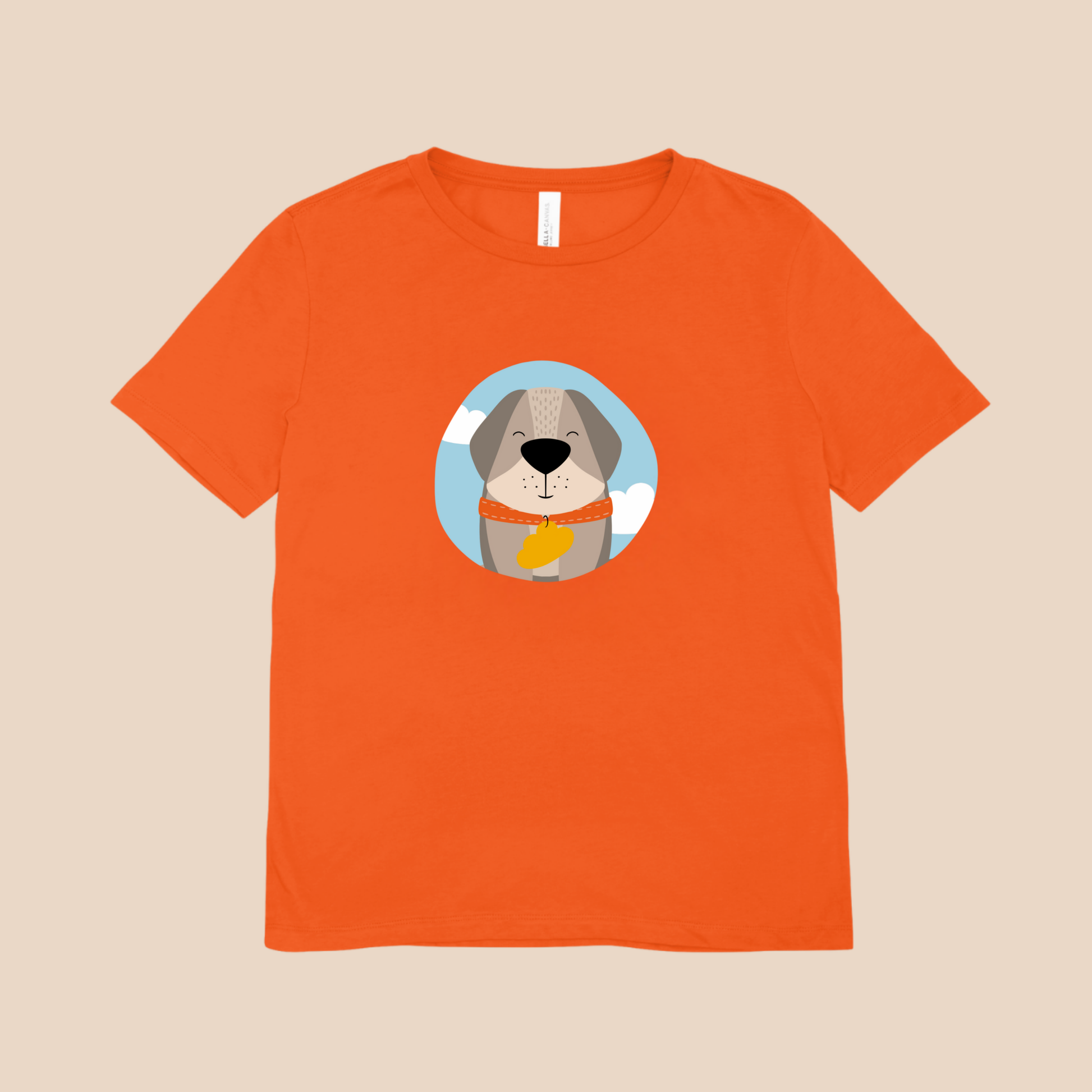Playera naranja con estampado del retrato del perro Leandro de la marca de ropa nube con collar naranja y placa amarilla en forma de nube dentro de un círculo azul con nubes.