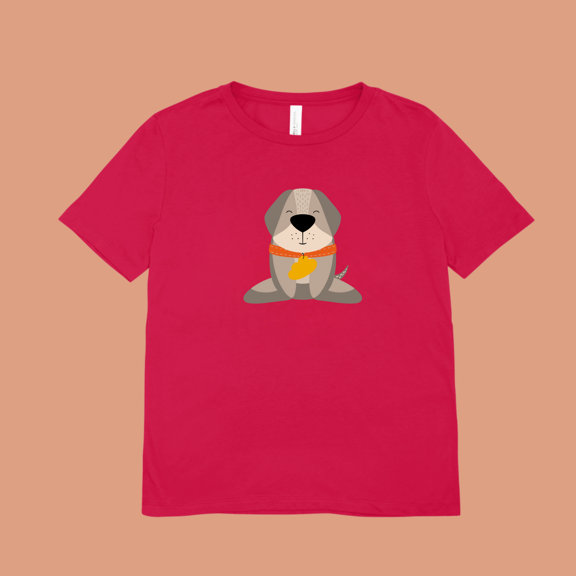 Playera roja con estampado del diseño del perro Leandro de pie con collar naranja y placa amarilla de la marca de ropa nube.
