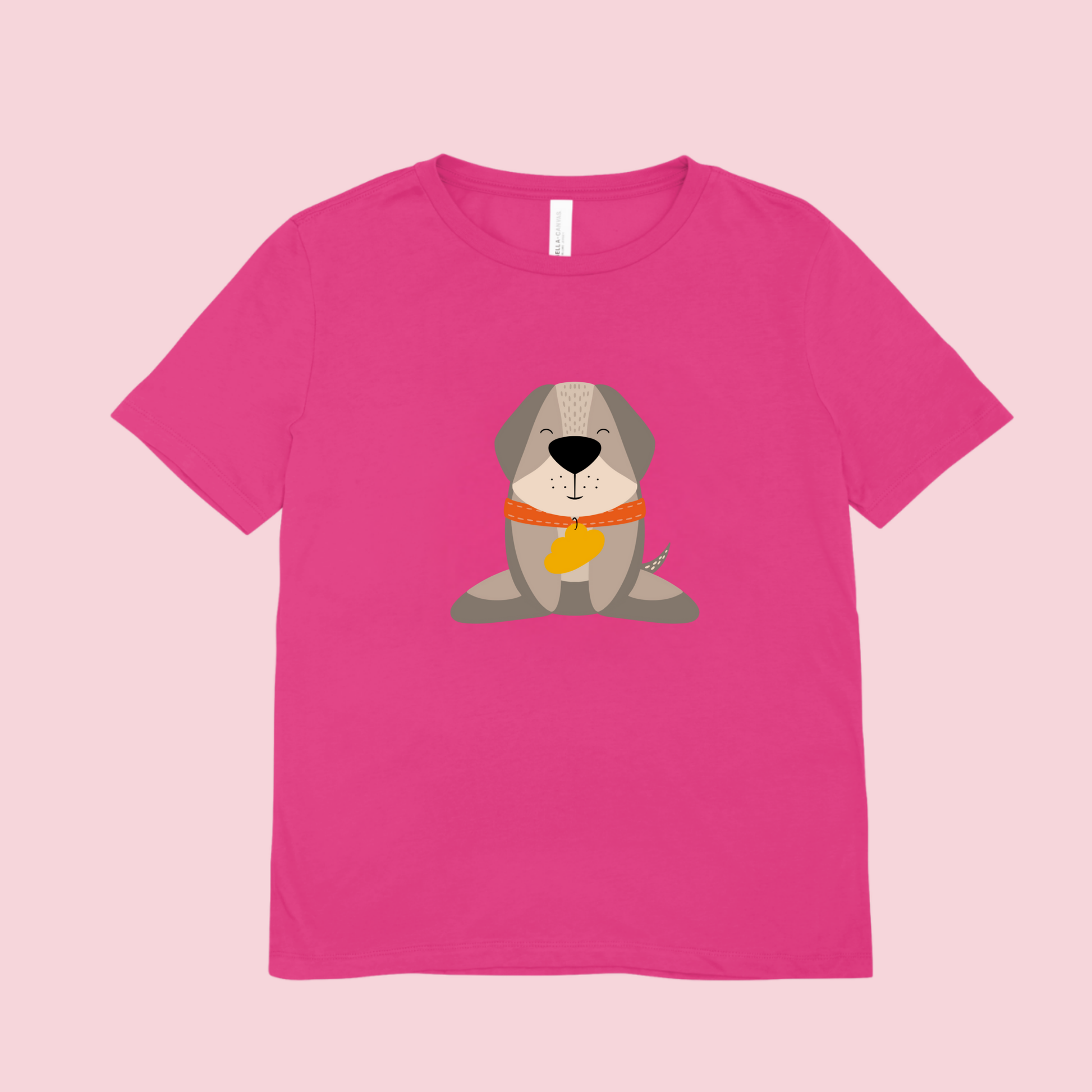 Playera rosa fucsia con estampado del diseño del perro Leandro de pie con collar naranja y placa amarilla de la marca de ropa nube.