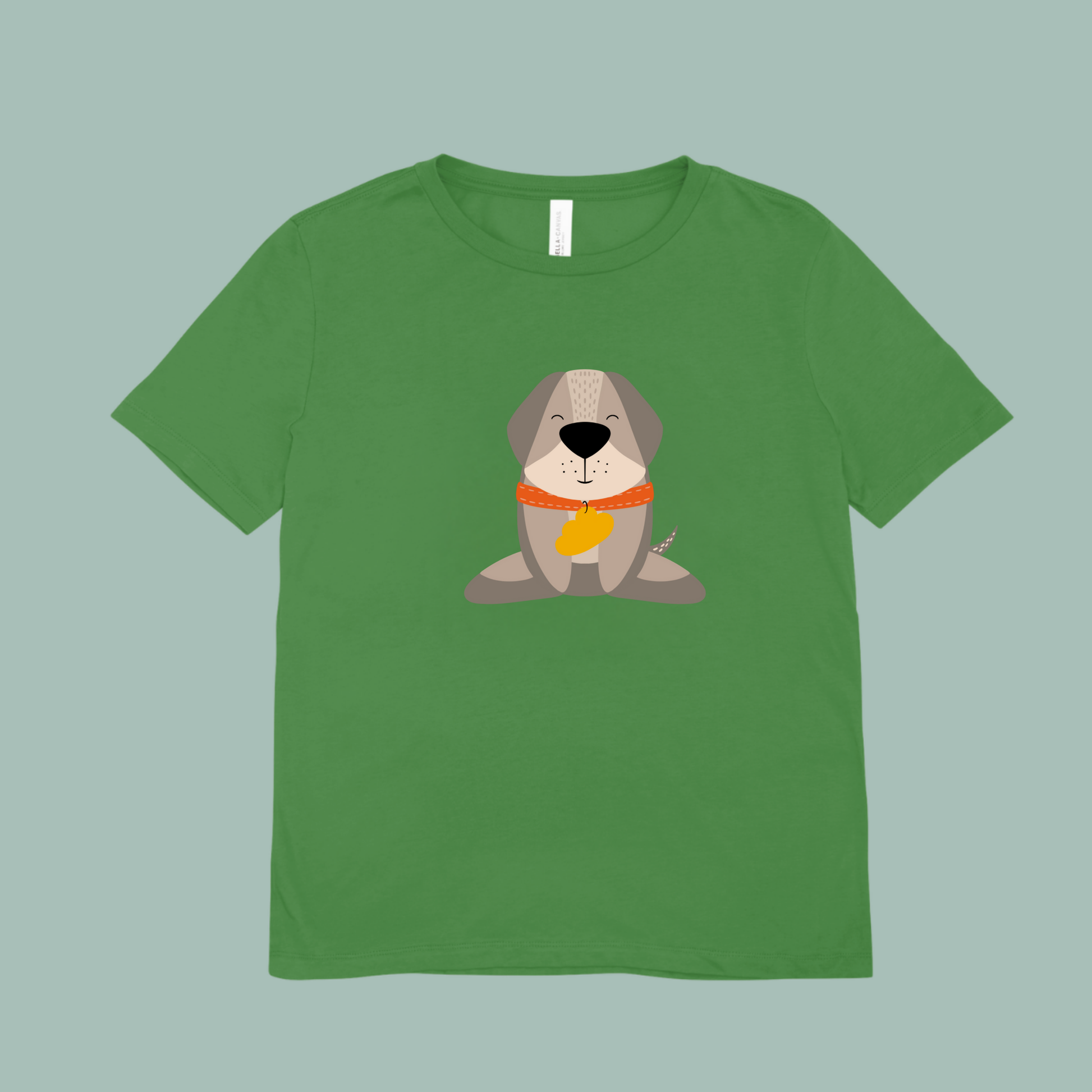 Playera verde con estampado del diseño del perro Leandro de pie con collar naranja y placa amarilla de la marca de ropa nube.