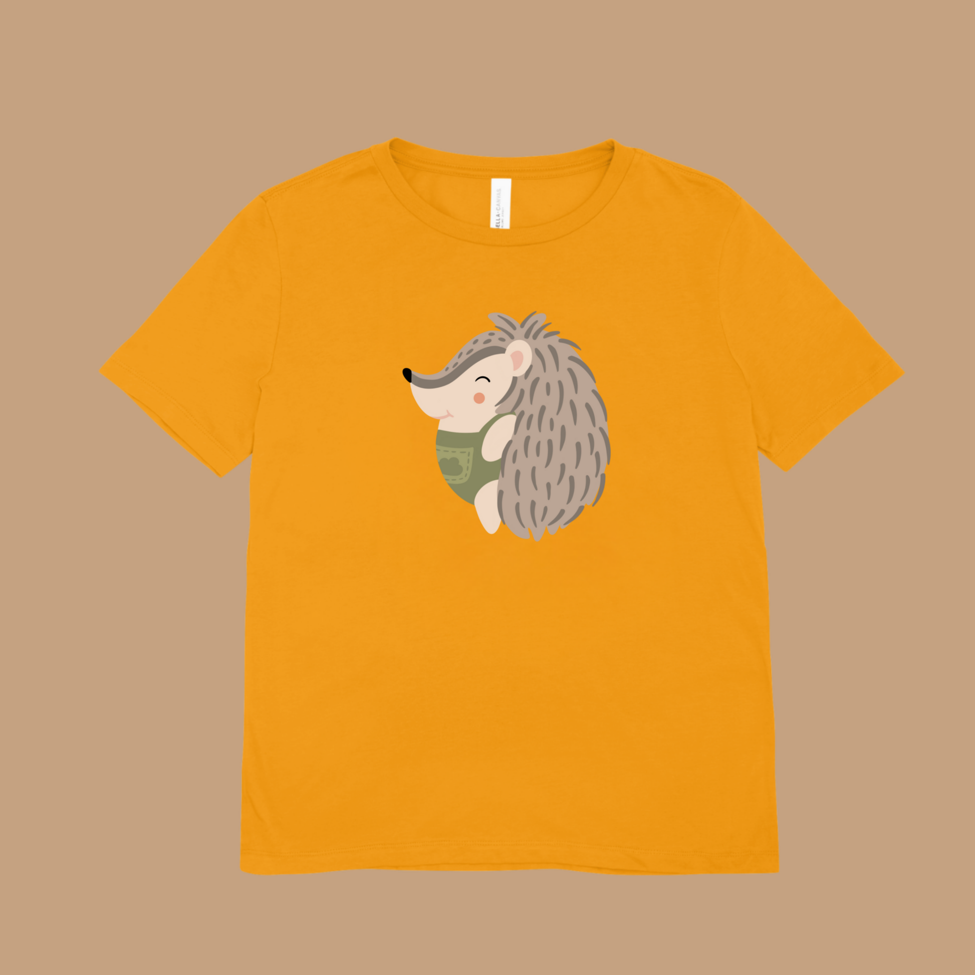 Playera amarilla con estampado del puercoespin Filomeno de la marca de ropa nube de perfil con traje verde con dibujo de nube