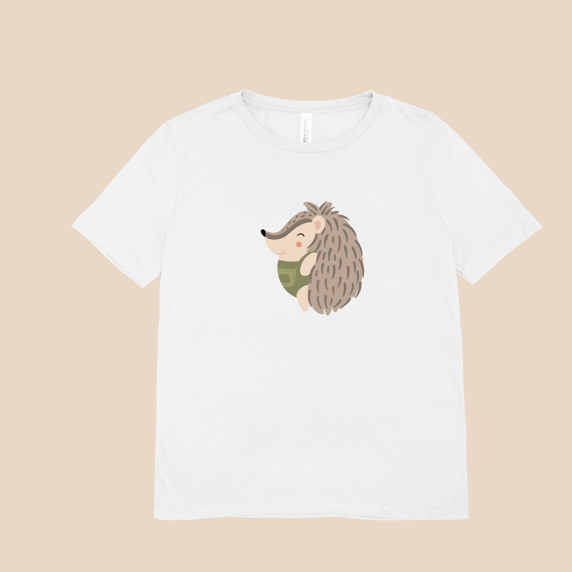 Playera blanca con estampado del puercoespin Filomeno de la marca de ropa nube de perfil con traje verde con dibujo de nube