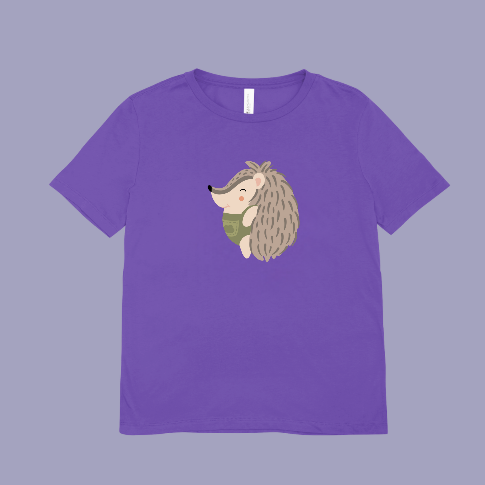 Playera morada con estampado del puercoespin Filomeno de la marca de ropa nube de perfil con traje verde con dibujo de nube