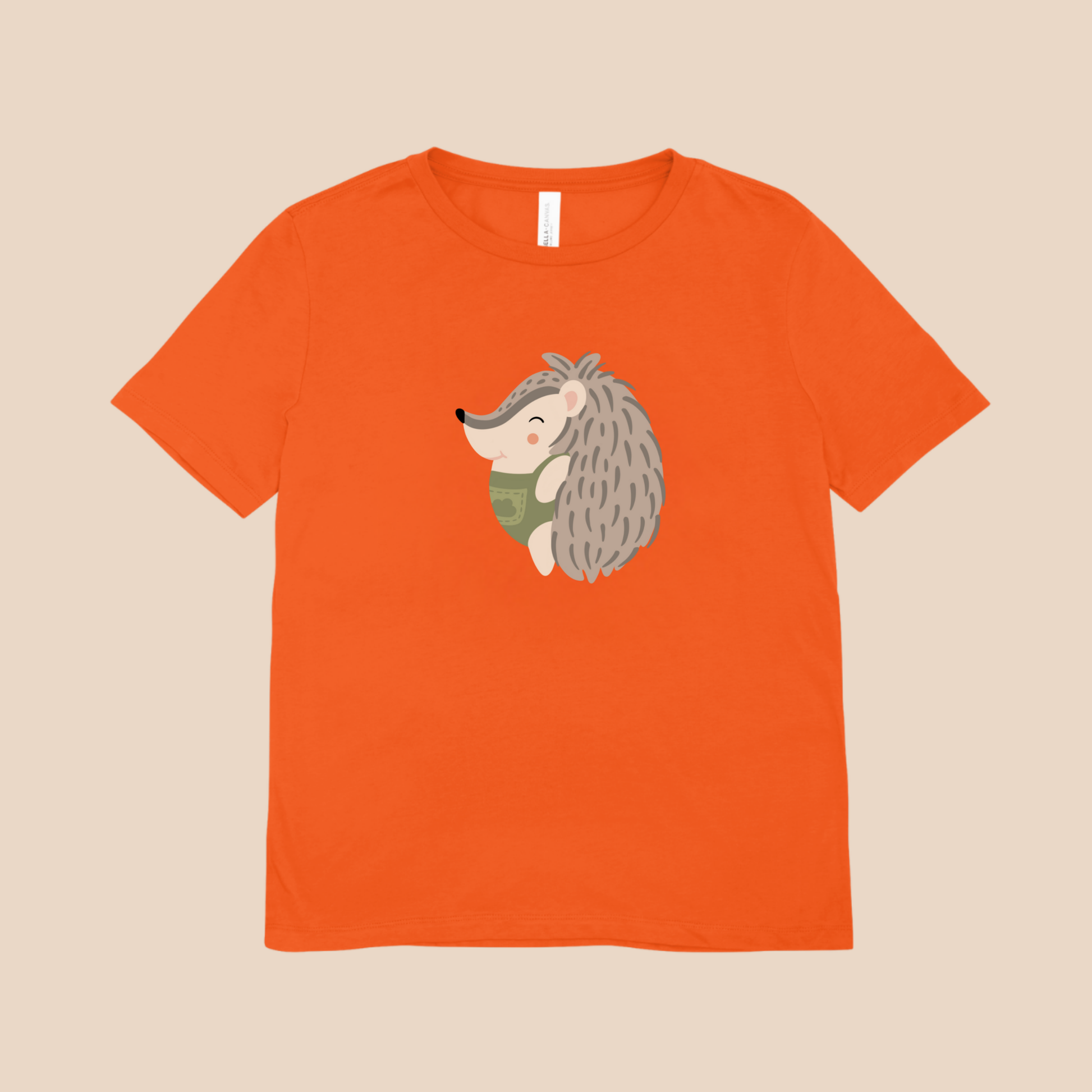 Playera naranja con estampado del puercoespin Filomeno de la marca de ropa nube de perfil con traje verde con dibujo de nube