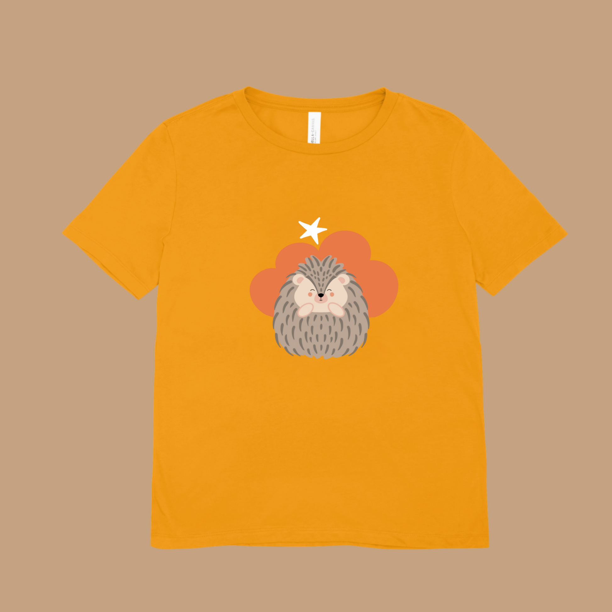 Playera amarilla con estampado del puercoespin Filomeno de la marca nube en una Nube color naranja y una estrella blanca