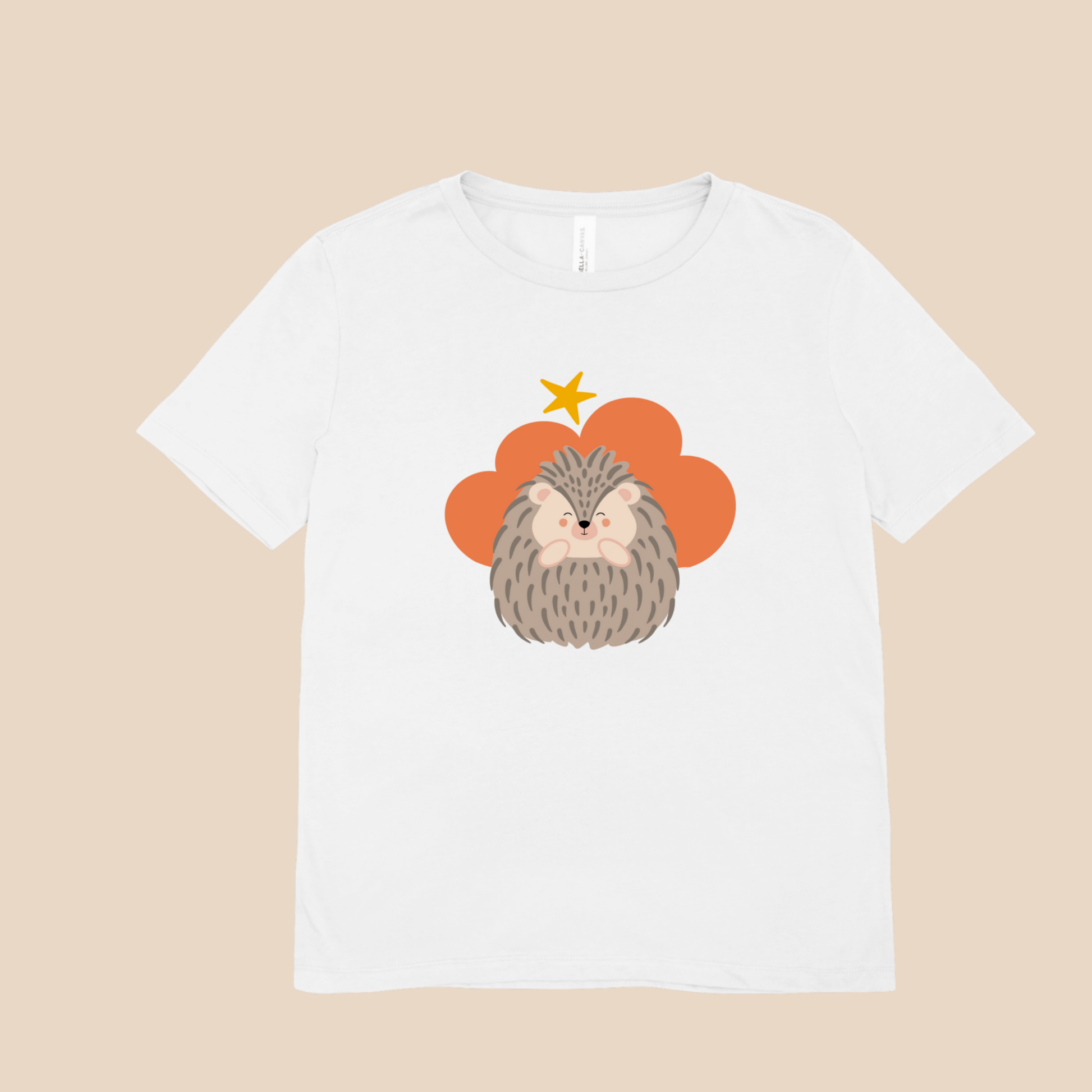 Playera blanca con estampado del puercoespin Filomeno de la marca nube en una Nube color naranja y una estrella amarilla
