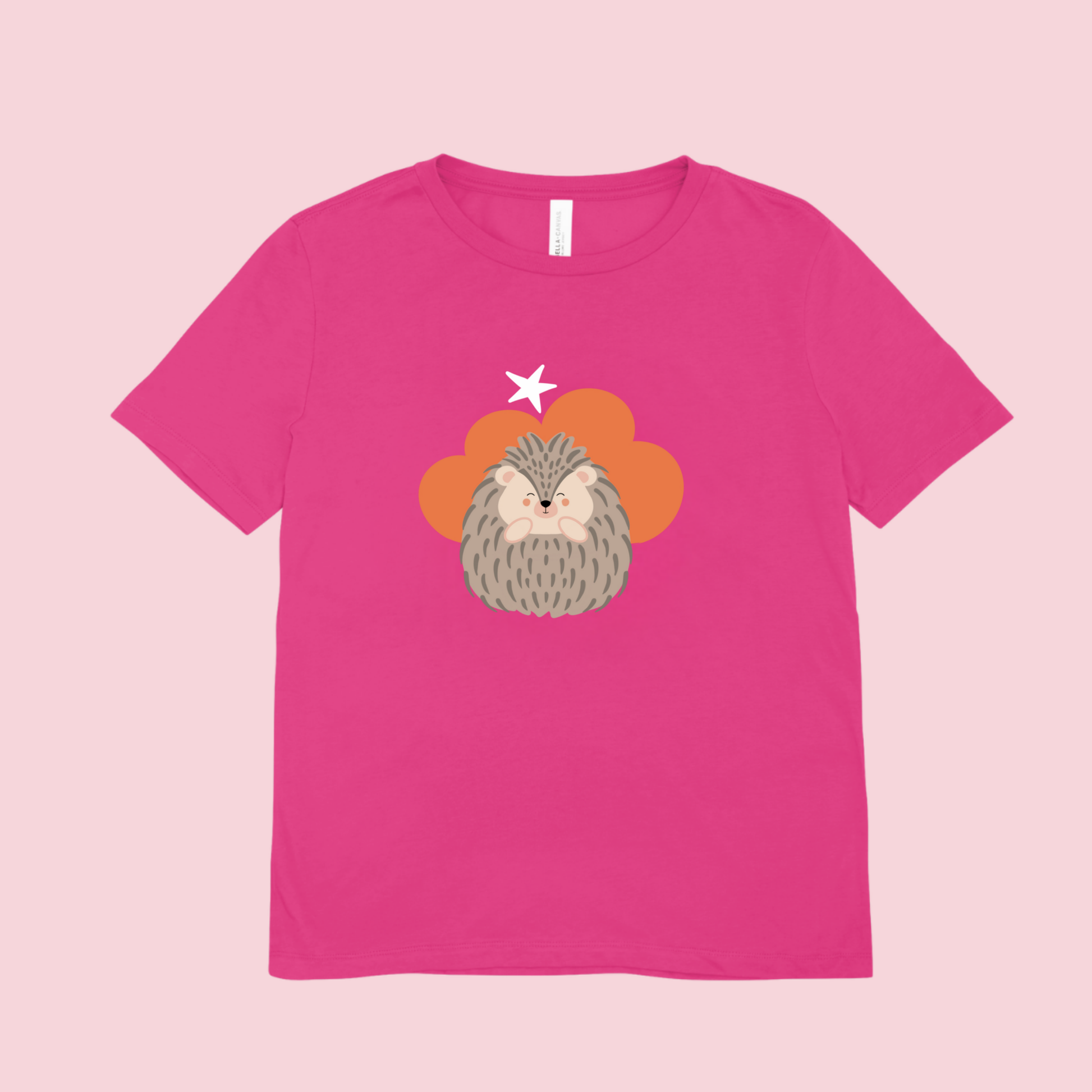 Playera rosa fucsia con estampado del puercoespin Filomeno de la marca nube en una Nube color naranja y una estrella blanca