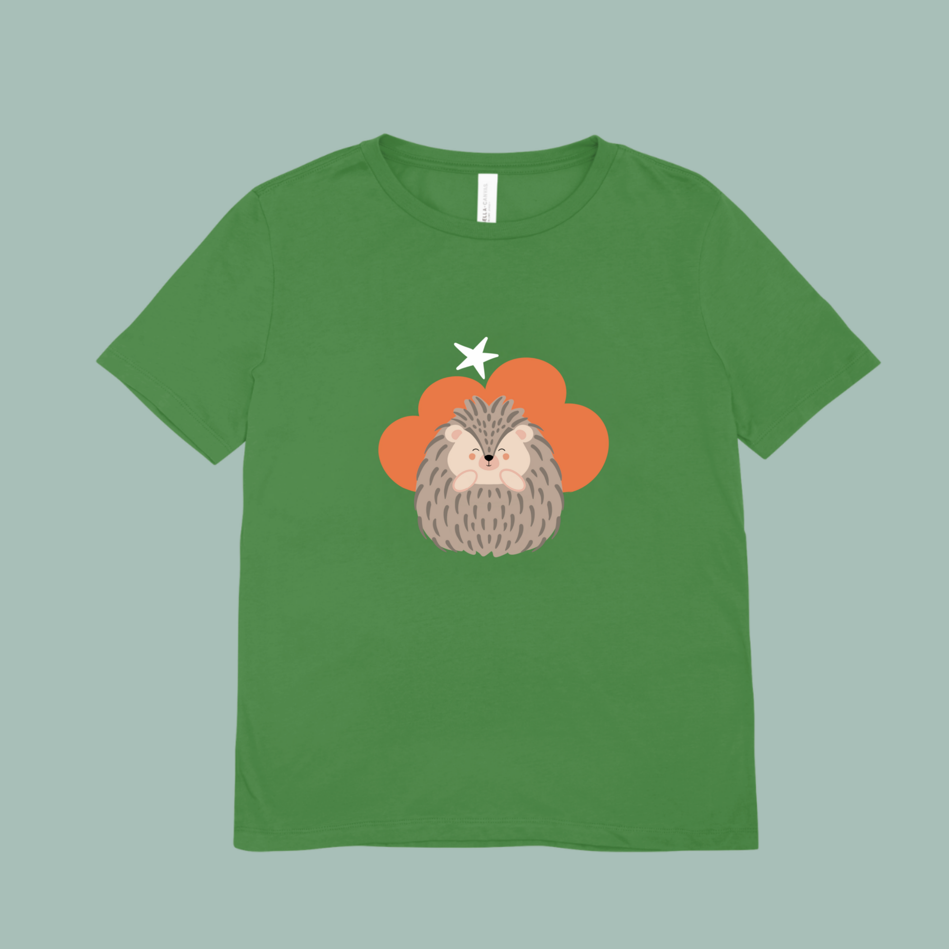 Playera verde con estampado del puercoespin Filomeno de la marca nube en una Nube color naranja y una estrella blanca