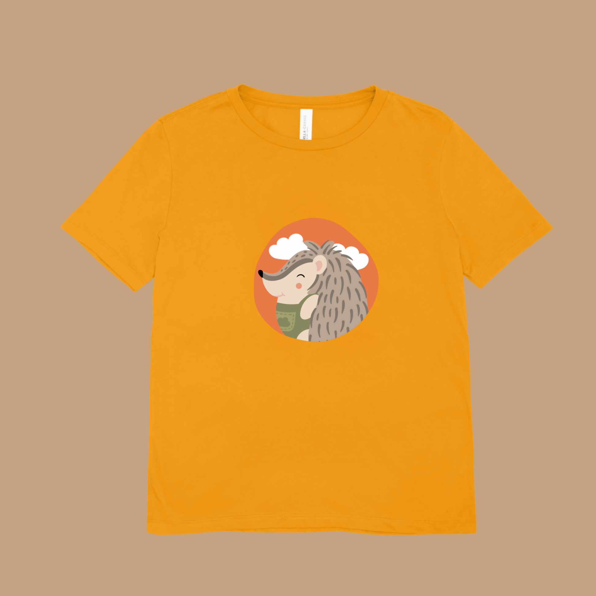 Playera amarilla con estampado del retrato del puercoespin Filomeno de la marca de ropa Nube con un traje verde dentro de un círculo naranja con nubes.