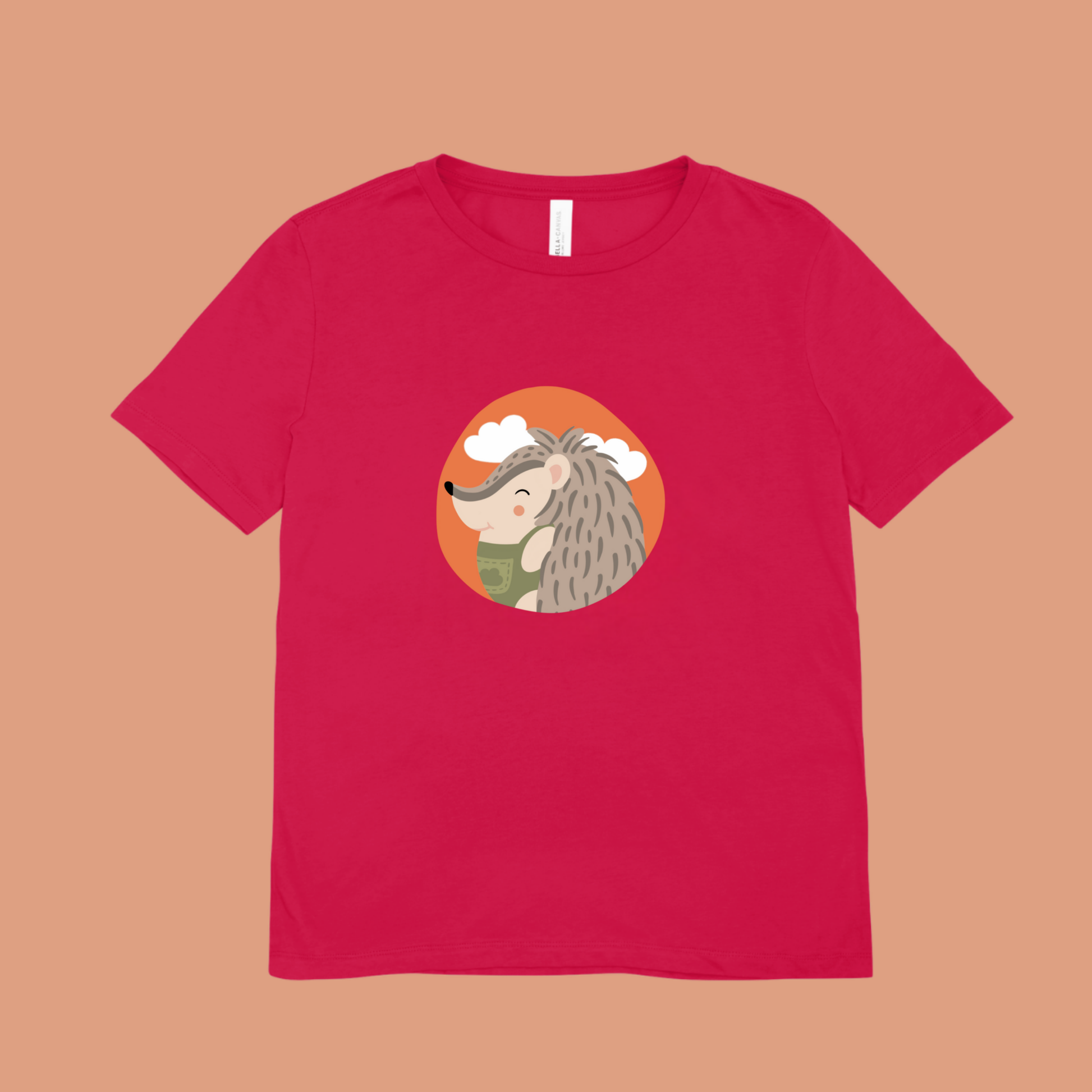 Playera roja con estampado del retrato del puercoespin Filomeno de la marca de ropa Nube con un traje verde dentro de un círculo naranja con nubes.