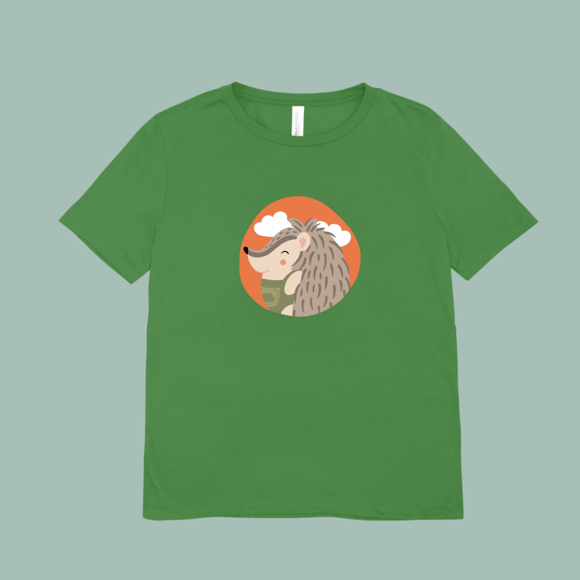 Playera verde con estampado del retrato del puercoespin Filomeno de la marca de ropa Nube con un traje verde dentro de un círculo naranja con nubes.