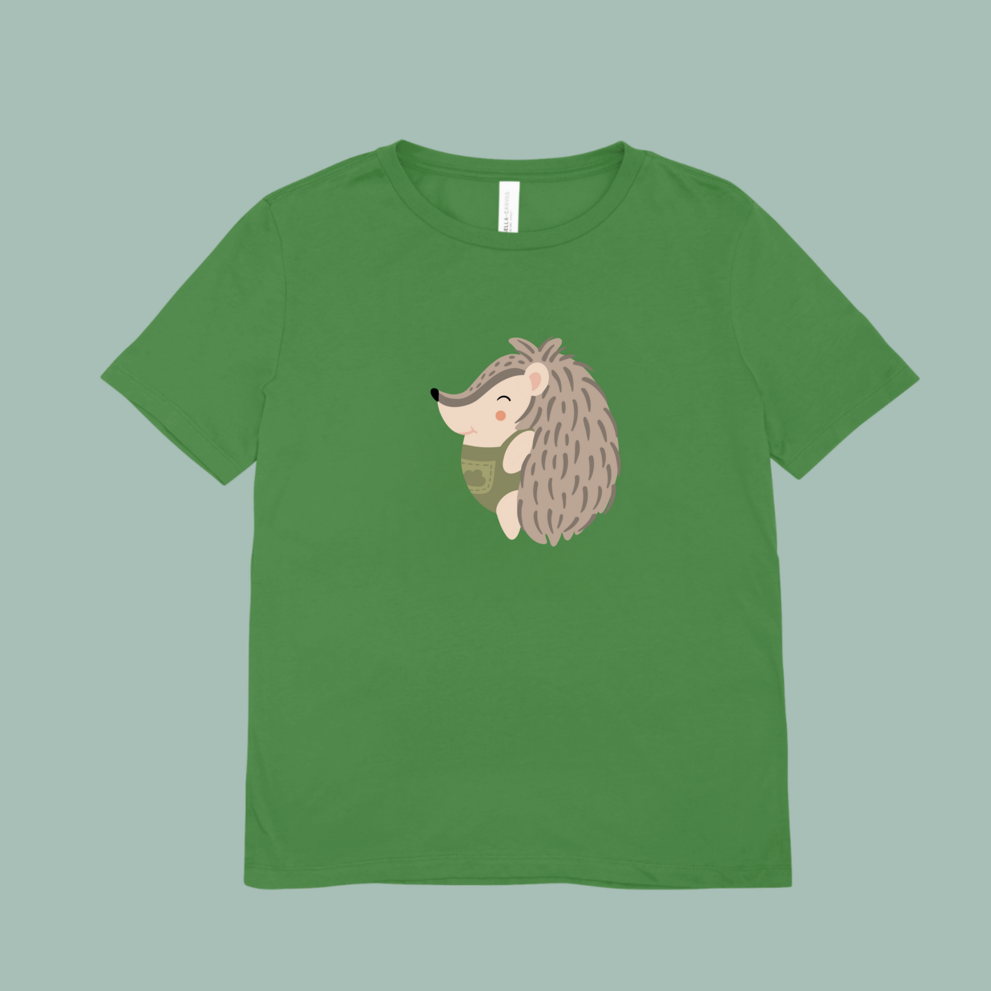 Playera verde con estampado del puercoespin Filomeno de la marca de ropa nube de perfil con traje verde con dibujo de nube