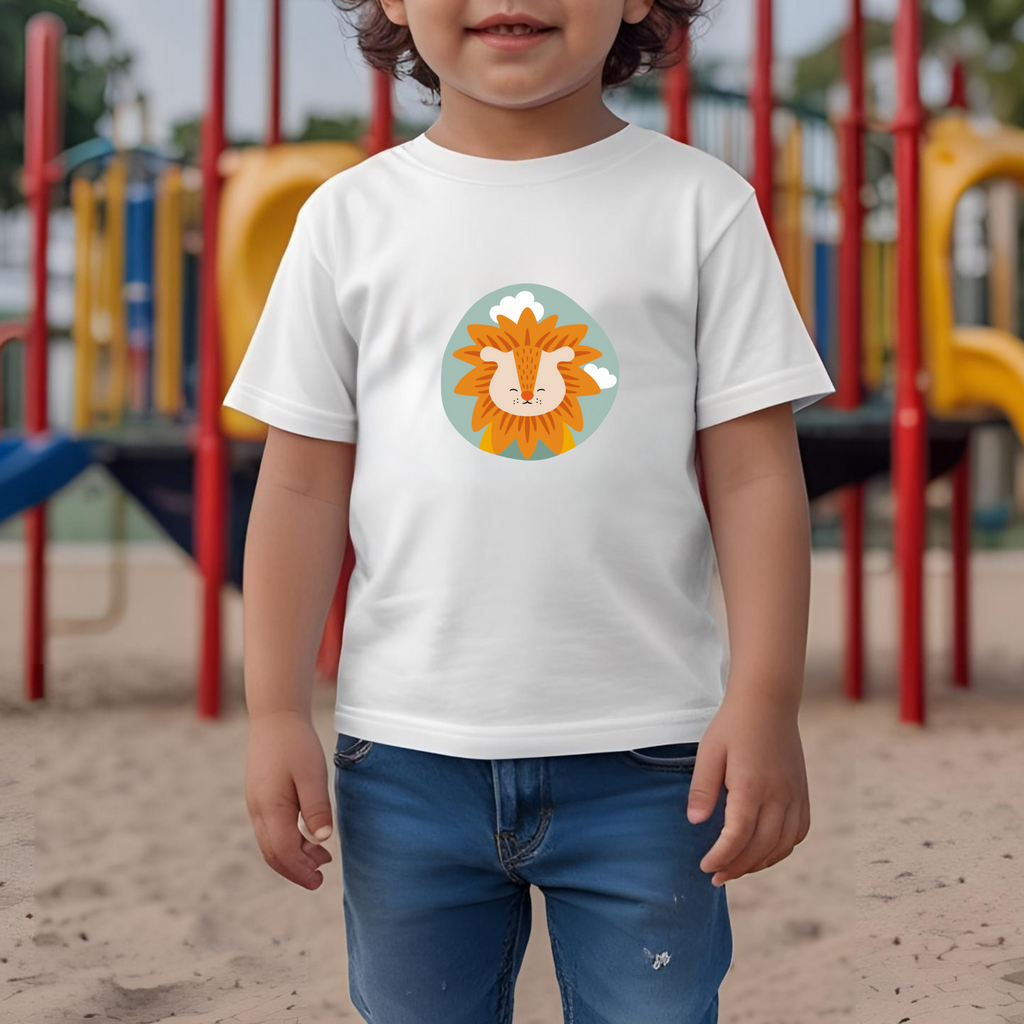 Toddler jugando en el parque con playera blanca con estampado del retrato del león Sabino de la marca de ropa nube dentro de un círculo verde con nubes.