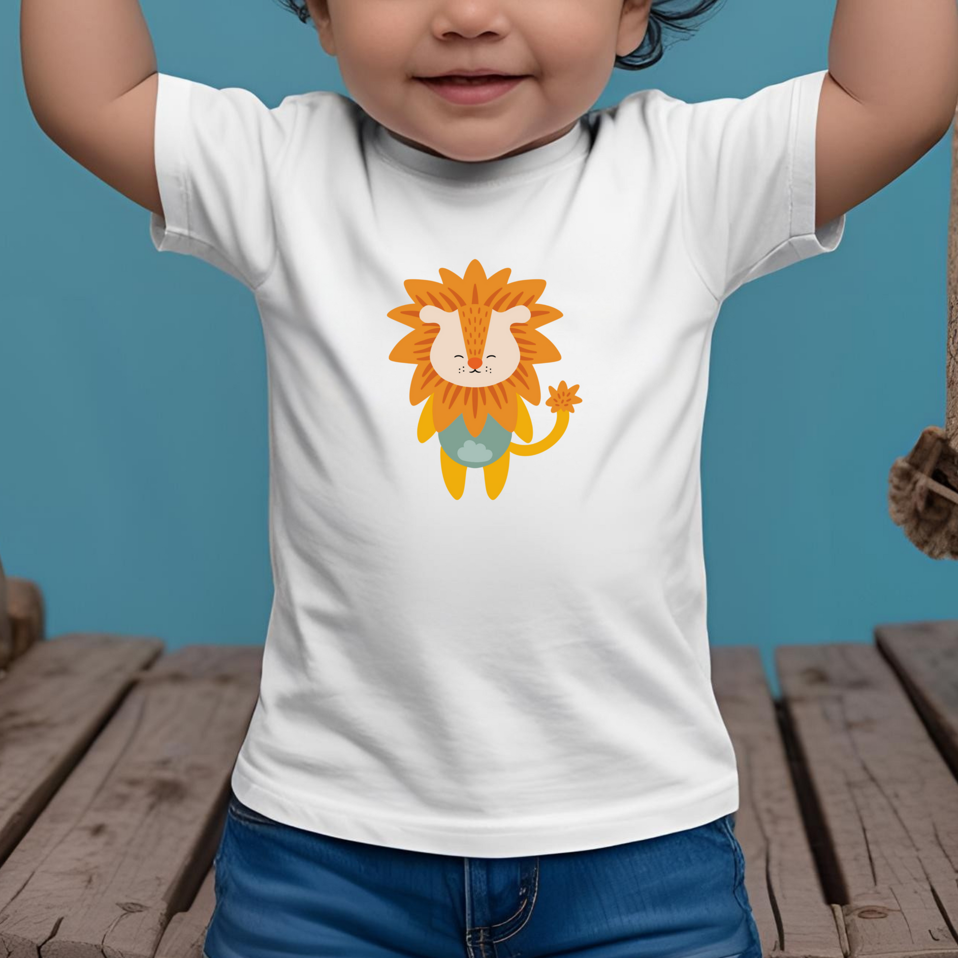 Toddler sentado en puente de madera con playera blanca con diseño del león de la marca nube de pie con melena naranja y ropa verde