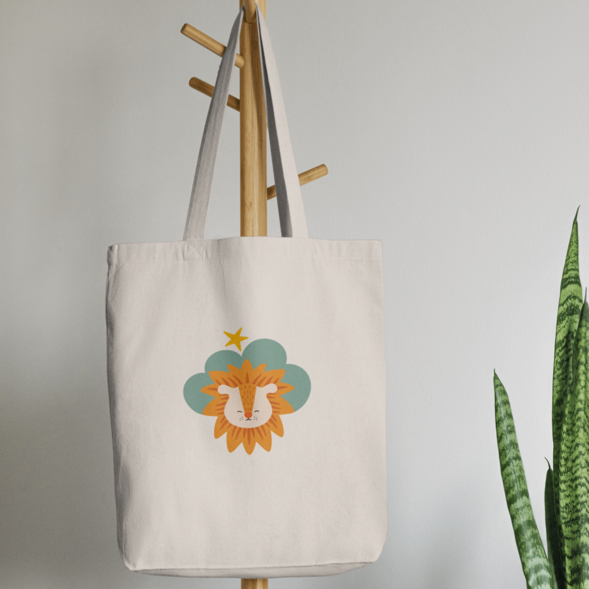 Bolsa Tote Bag color beige en  perchero, mostrando el estampado de Sabino León en una Nube color verde y una estrella amarilla