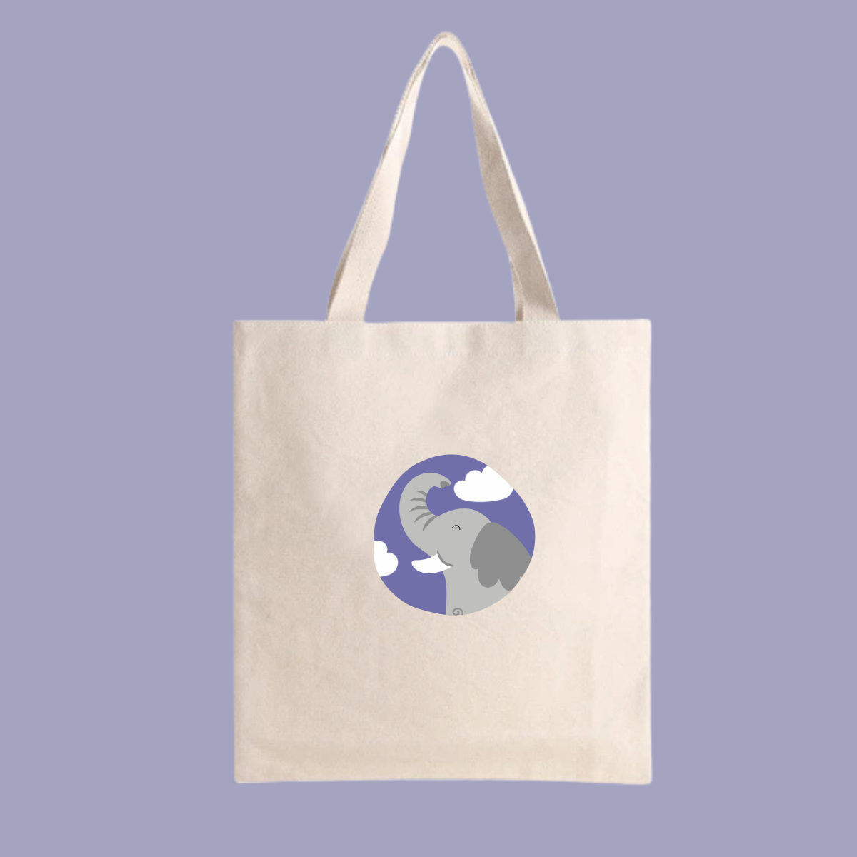 Bolsa Tote Bag color beige con estampado del retrato del elefante Clementino de la marca de ropa nube dentro de un círculo morado con nubes.