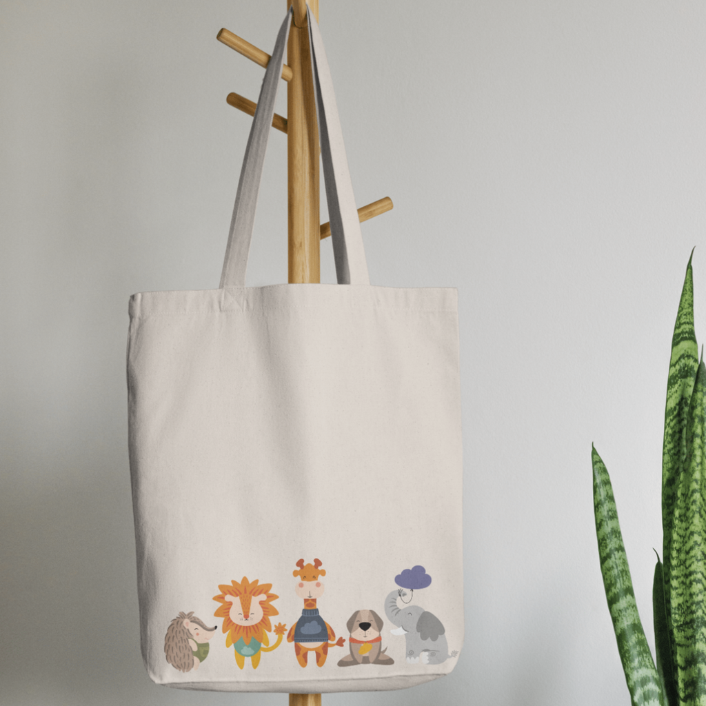 Bolsa Tote Bag color beige en  perchero, mostrando el estampado familia manada animales de nube