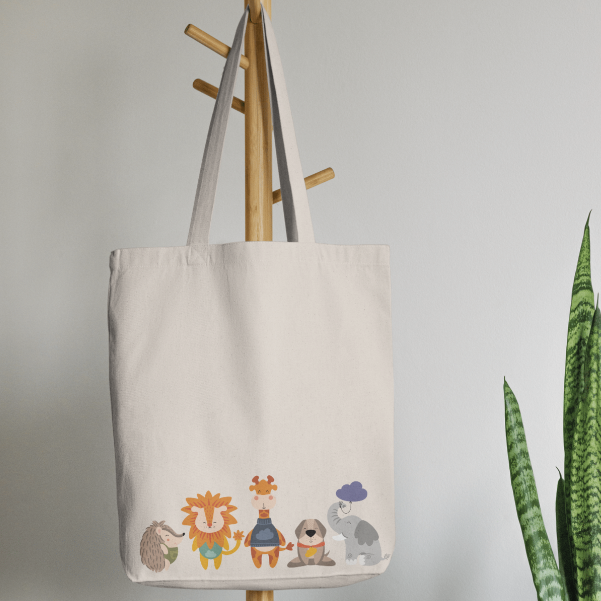 Bolsa Tote Bag color beige en  perchero, mostrando el estampado familia manada animales de nube