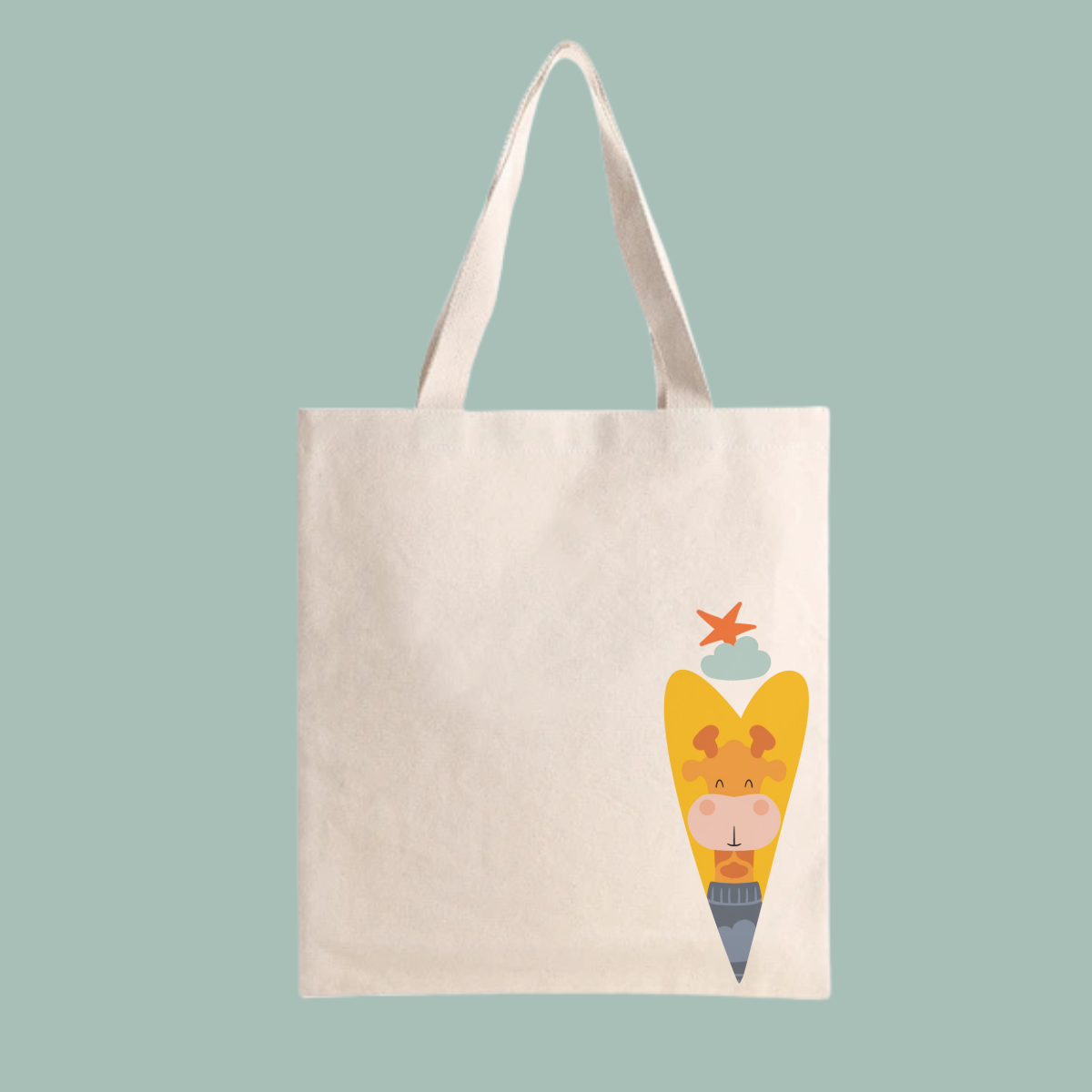 Bolsa Tote Bag color beige con estampado del diseño de la jirafa Lazaro de la marca de ropa nube dentro de un corazón amarillo. Arriba los guía una estrella naranja y una nube azul.