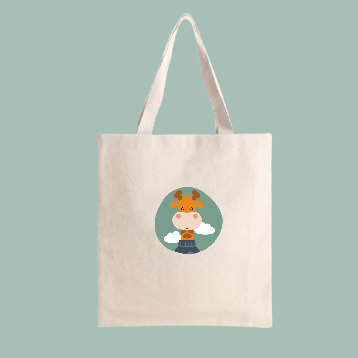Bolsa Tote Bag color beige con estampado del retrato de la jirafa Lazaro de la marca de ropa nube con un sweater azul dentro de un círculo verde con nubes.