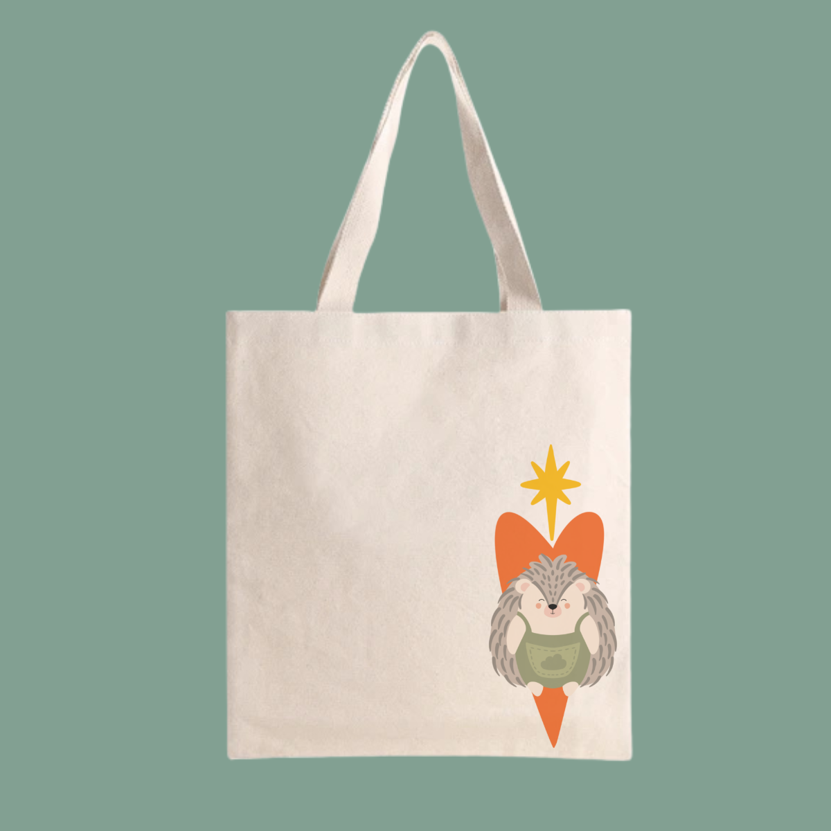 Bolsa Tote Bag color beige con estampado del diseño del puercoespin Filomeno de la marca de ropa nube con traje verde dentro de un corazón naranja. Arriba lo guía una estrella amarilla